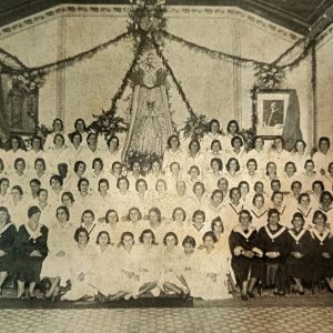 Salão lateral do Santuário em retrato da Pia União das Filhas de Maria na Semana Mariana de 1933